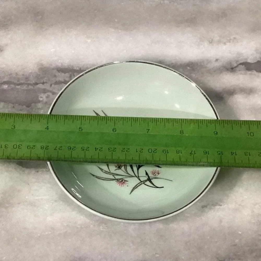 Universal Dinnerware add touch